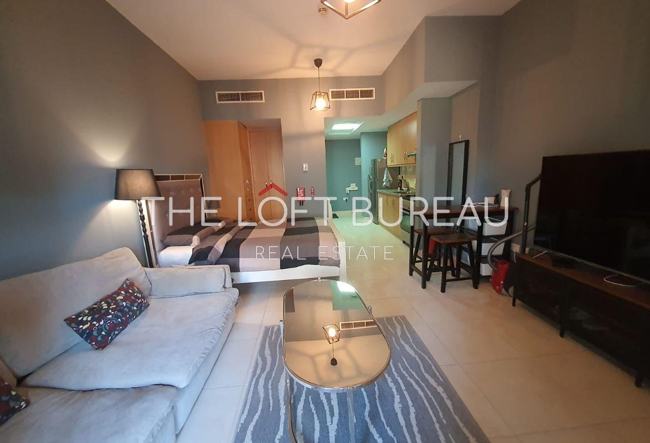 Cozy furnished studio with spacious balcony |Aug 1