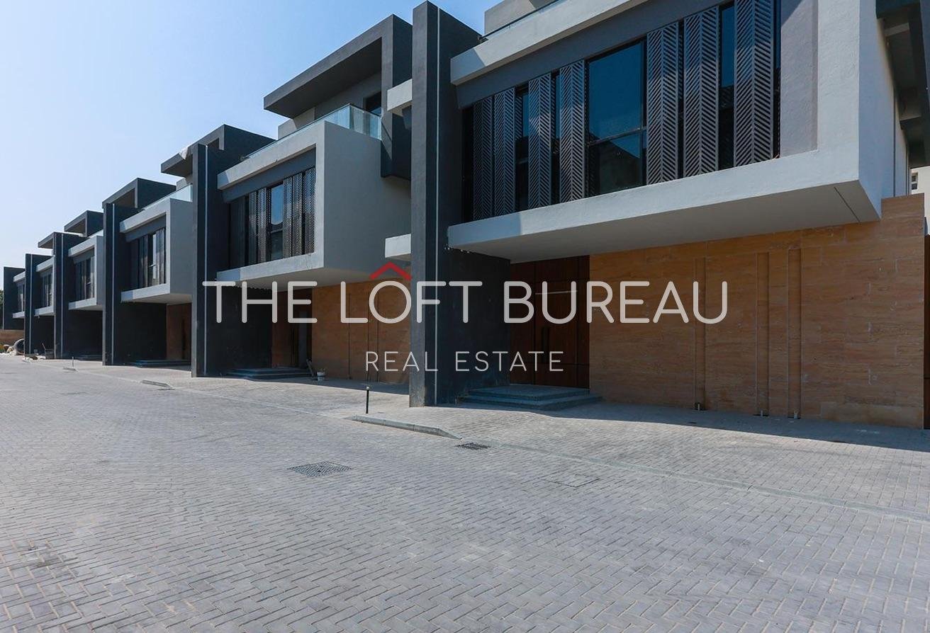 Luxury 5 Master BR + Maid Villa | Freehold