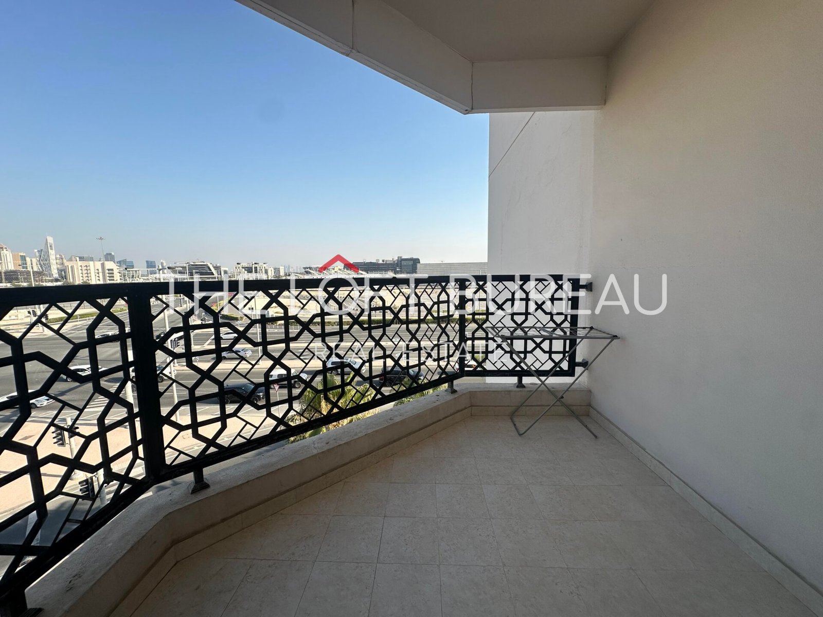 STYLISH STUDIO APARTMENT WITH BALCONY IN FOX HILLS