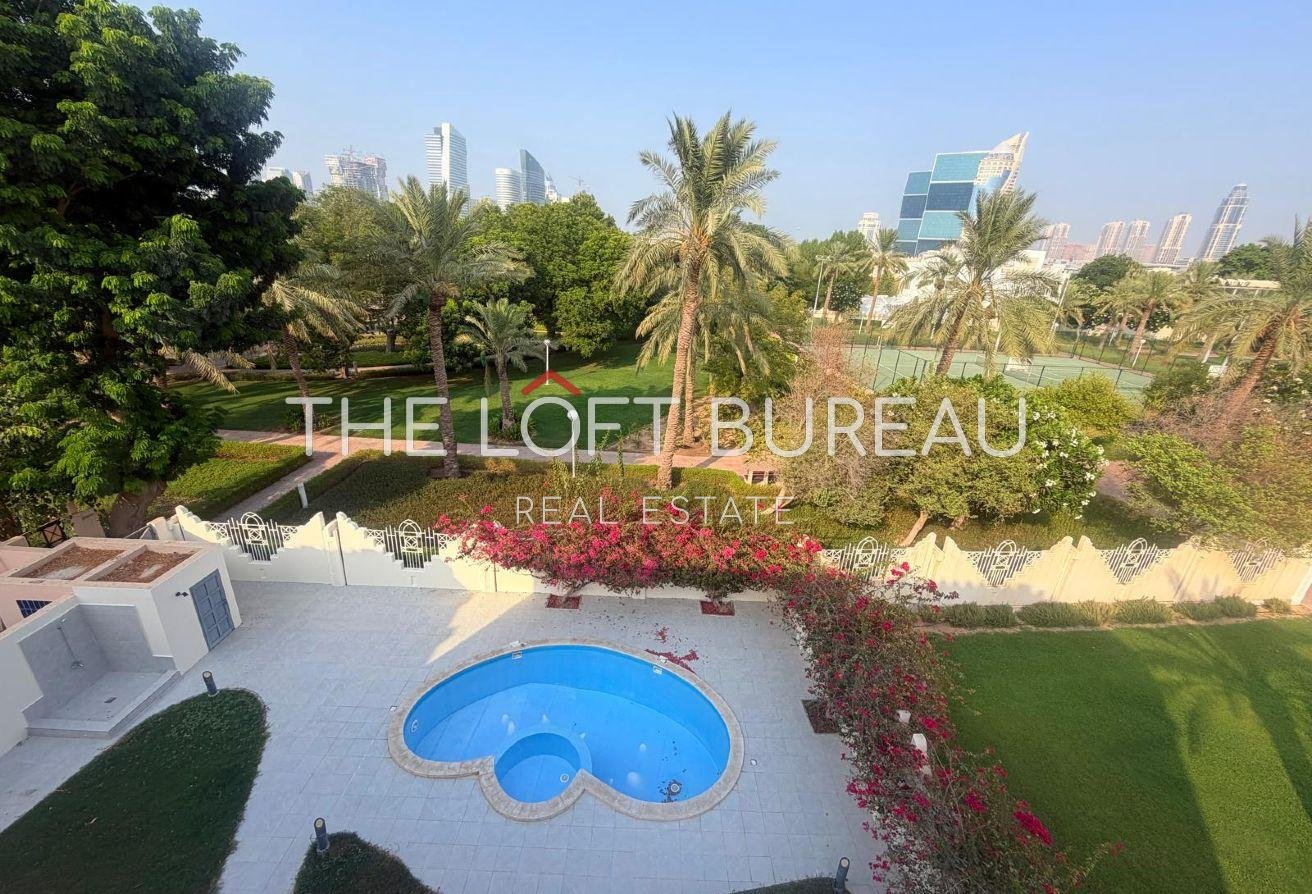 STAND ALONE | 6 BEDROOMS | PRIVATE POOL | PARK