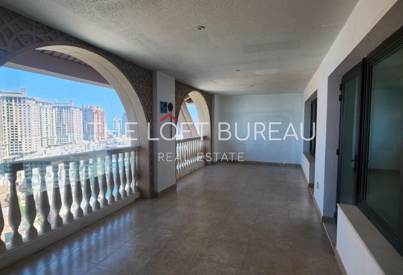 Home 8 COZY 2BHK WITH BIG BALCONY AND MARINA VIEW