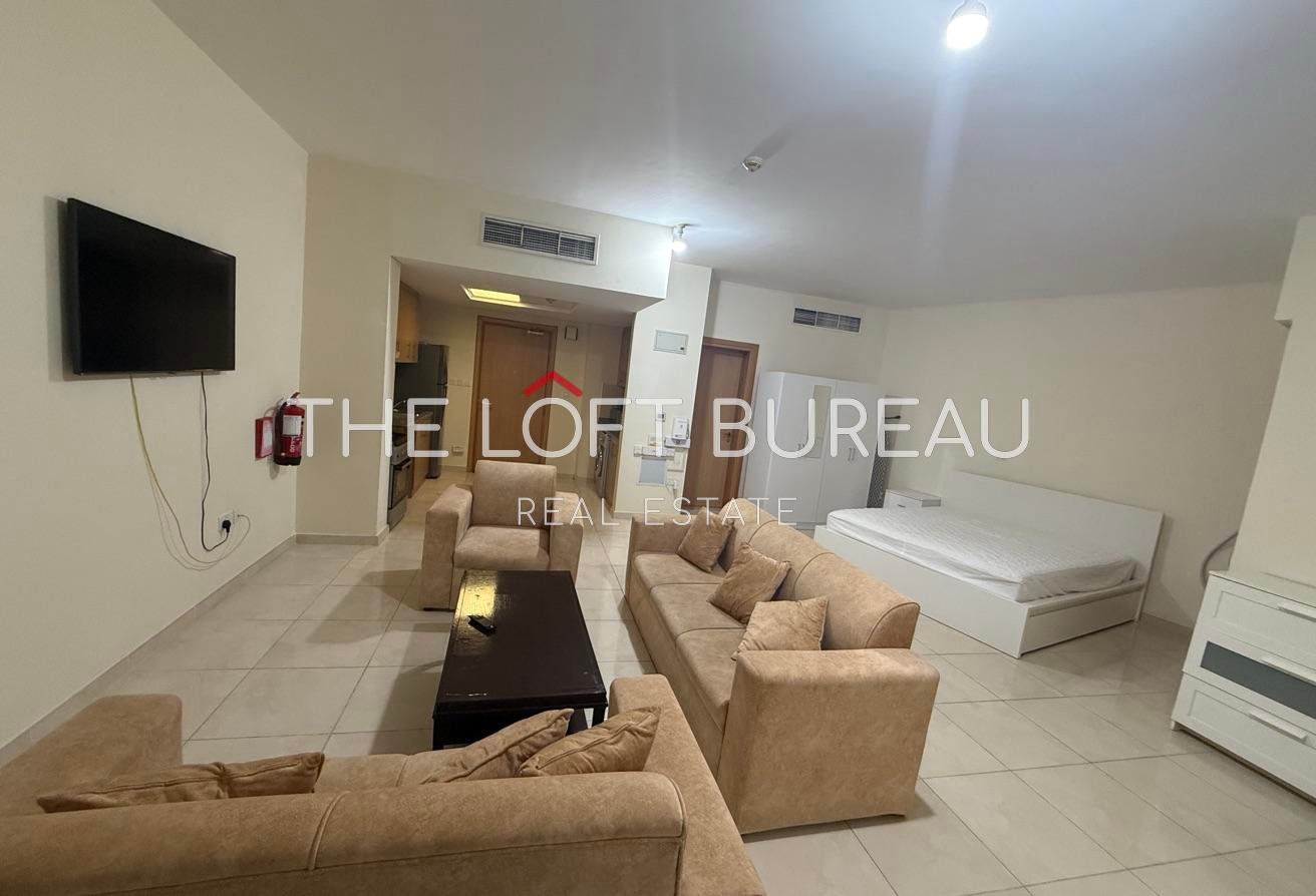 Spacious furnished studio – bills include