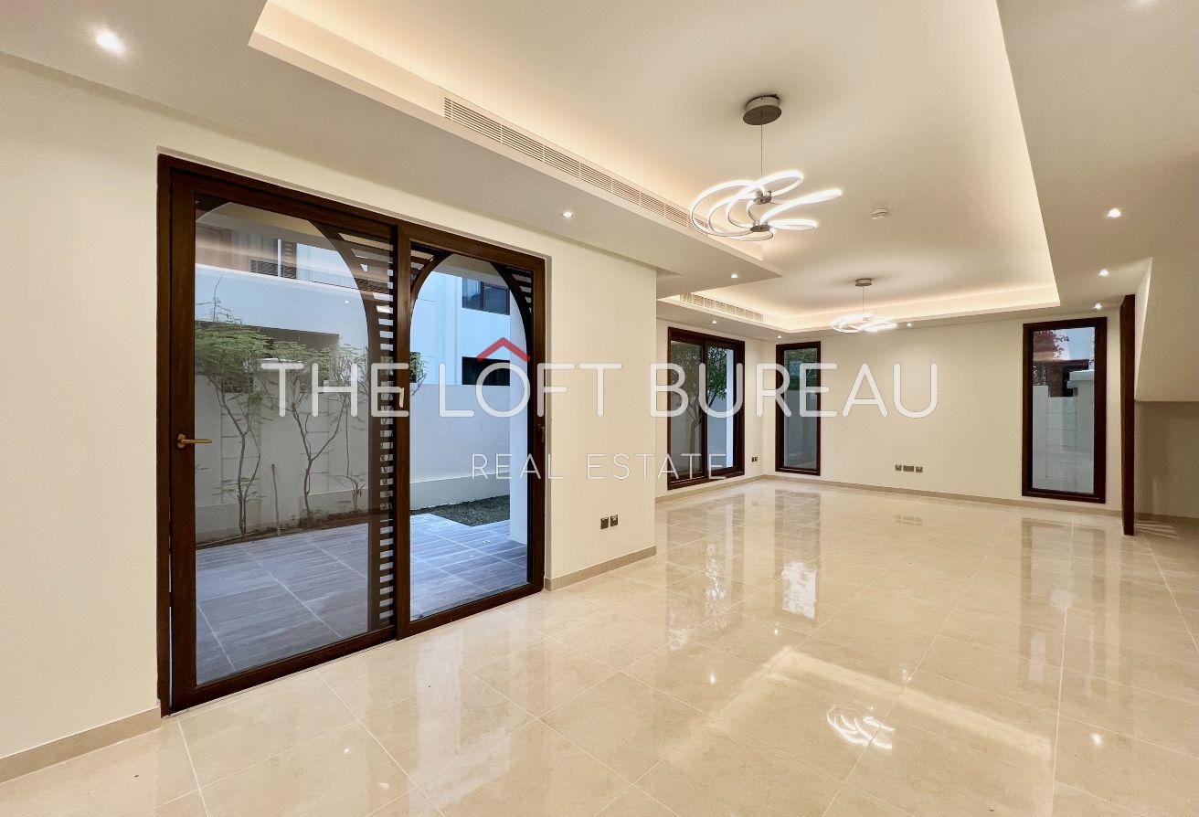 NO AGENCY FEE | 4 BHK VILLA | LUXURIOUS COMPOUND