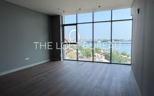 WATERFRONT TOWNHOUSE//GREAT DEAL//READY TO MOVE